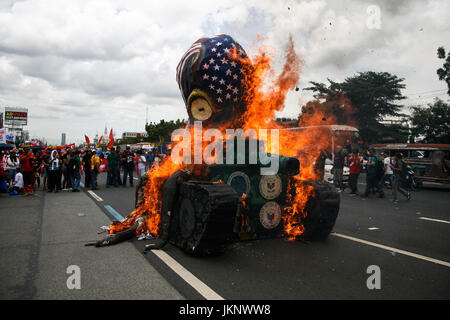 Quezon City, Philippinen. 24. Juli 2017. Demonstranten verbrennen ein Bildnis als Symbol für das US-Militär entlang Commonwealth Avenue in Quezon City. Die Demonstranten ihre Bestürzung in Präsident Duterte zweite Rede zur Lage der Nation ausgestrahlt. Die Demonstranten forderten auch Ende des Kriegsrechts in Mindanao, und Ende des Medikaments im Zusammenhang mit Morden im Land. Bildnachweis: J Gerard Seguia/ZUMA Draht/Alamy Live-Nachrichten Stockfoto