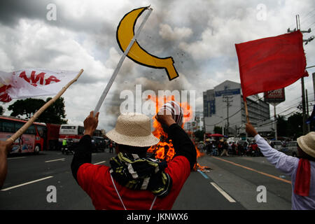 Quezon City, Philippinen. 24. Juli 2017. Demonstranten verbrennen ein Bildnis als Symbol für das US-Militär entlang Commonwealth Avenue in Quezon City. Die Demonstranten ihre Bestürzung in Präsident Duterte zweite Rede zur Lage der Nation ausgestrahlt. Die Demonstranten forderten auch Ende des Kriegsrechts in Mindanao, und Ende des Medikaments im Zusammenhang mit Morden im Land. Bildnachweis: J Gerard Seguia/ZUMA Draht/Alamy Live-Nachrichten Stockfoto