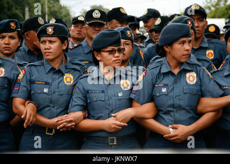 Quezon City, Philippinen. 24. Juli 2017. Etwa hundert Polizistinnen stehen an vorderster Front der Demonstranten in der Nähe von House Of Representatives in Quezon City. Tausende von Demonstranten marschierten zum House Of Representatives, Montag Mittagszeit, um ihre Bestürzung während Präsident Duterte zweite Rede zur Lage der Nation zu lüften. Bildnachweis: J Gerard Seguia/ZUMA Draht/Alamy Live-Nachrichten Stockfoto