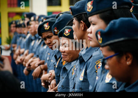 Quezon City, Philippinen. 24. Juli 2017. Etwa hundert Polizistinnen stehen an vorderster Front der Demonstranten in der Nähe von House Of Representatives in Quezon City. Tausende von Demonstranten marschierten zum House Of Representatives, Montag Mittagszeit, um ihre Bestürzung während Präsident Duterte zweite Rede zur Lage der Nation zu lüften. Bildnachweis: J Gerard Seguia/ZUMA Draht/Alamy Live-Nachrichten Stockfoto