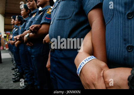 Quezon City, Philippinen. 24. Juli 2017. Etwa hundert Polizistinnen stehen an vorderster Front der Demonstranten in der Nähe von House Of Representatives in Quezon City. Tausende von Demonstranten marschierten zum House Of Representatives, Montag Mittagszeit, um ihre Bestürzung während Präsident Duterte zweite Rede zur Lage der Nation zu lüften. Bildnachweis: J Gerard Seguia/ZUMA Draht/Alamy Live-Nachrichten Stockfoto