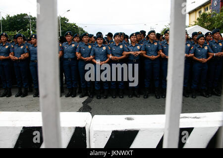 Quezon City, Philippinen. 24. Juli 2017. Etwa hundert Polizistinnen stehen an vorderster Front der Demonstranten in der Nähe von House Of Representatives in Quezon City. Tausende von Demonstranten marschierten zum House Of Representatives, Montag Mittagszeit, um ihre Bestürzung während Präsident Duterte zweite Rede zur Lage der Nation zu lüften. Bildnachweis: J Gerard Seguia/ZUMA Draht/Alamy Live-Nachrichten Stockfoto