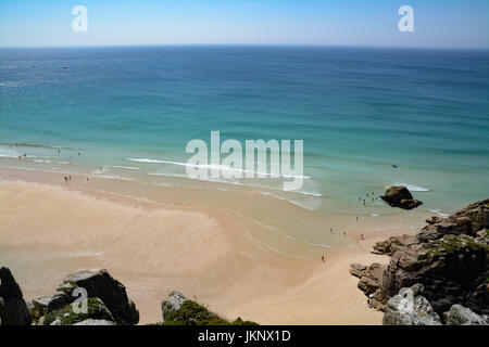 Treen, Cornwall, UK. 24. Juli 2017. Großbritannien Wetter. Mit Montag schauen, um der beste Tag der Woche, Touristen fanden ihren Weg bis in das türkisfarbene Wasser am Strand Treen, viele deutsche Urlauber unter ihnen. Bildnachweis: Cwallpix/Alamy Live-Nachrichten Stockfoto