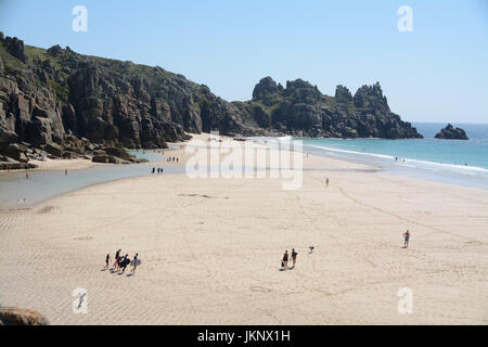 Treen, Cornwall, UK. 24. Juli 2017. Großbritannien Wetter. Mit Montag schauen, um der beste Tag der Woche, Touristen fanden ihren Weg bis in das türkisfarbene Wasser am Strand Treen, viele deutsche Urlauber unter ihnen. Bildnachweis: Cwallpix/Alamy Live-Nachrichten Stockfoto