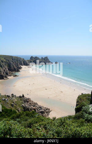 Treen, Cornwall, UK. 24. Juli 2017. Großbritannien Wetter. Mit Montag schauen, um der beste Tag der Woche, Touristen fanden ihren Weg bis in das türkisfarbene Wasser am Strand Treen, viele deutsche Urlauber unter ihnen. Bildnachweis: Cwallpix/Alamy Live-Nachrichten Stockfoto