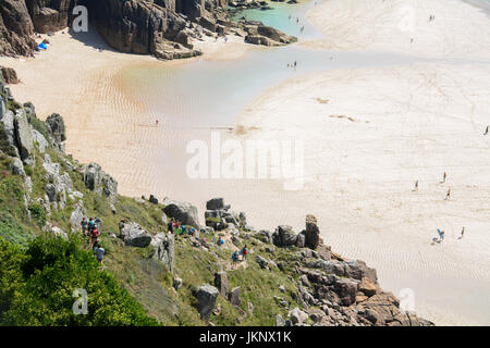 Treen, Cornwall, UK. 24. Juli 2017. Großbritannien Wetter. Mit Montag schauen, um der beste Tag der Woche, Touristen fanden ihren Weg bis in das türkisfarbene Wasser am Strand Treen, viele deutsche Urlauber unter ihnen. Bildnachweis: Cwallpix/Alamy Live-Nachrichten Stockfoto