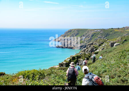 Wanderer auf der South West Coast Path in Richtung Porthcurno aus Treen. Stockfoto