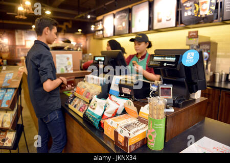 (170724)--KUALA LUMPUR, 24. Juli 2017 (Xinhua)--Logos von Alipay sind in einem Geschäft in Kuala Lumpur, Malaysia, 24. Juli 2017 gesehen. Malaysias zweitgrößte Bank CIMB kam Hände mit finanziellen Ameise, einer Tochtergesellschaft der chinesische e-Commerce Riese Alibaba, am Montag, um lokale mobile-Payment-Anforderungen gerecht zu werden. (Xinhua/Chong Voon Chung) (Srb) Stockfoto