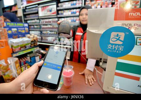 (170724)--KUALA LUMPUR, 24. Juli 2017 (Xinhua)--A Kunden nutzt Alipay für seine Pille in einem Shop in Kuala Lumpur, Malaysia, 24. Juli 2017 bezahlen. Malaysias zweitgrößte Bank CIMB kam Hände mit finanziellen Ameise, einer Tochtergesellschaft der chinesische e-Commerce Riese Alibaba, am Montag, um lokale mobile-Payment-Anforderungen gerecht zu werden. (Xinhua/Chong Voon Chung) (Srb) Stockfoto