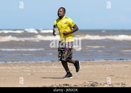 Southport, Merseyside, 24. Juli 2017. Großbritannien Wetter.   Ein schöner sonniger Tag über den Norden Westküste von England als Menschen nehmen an der Küste, genießen die Sonne auf dem goldenen Sand von Southport Strand in Merseyside.  Mit Zauber herrlicher Sonnenschein, die voraussichtlich im Laufe des Tages weiter wird ein schöner Tag in dem beliebten Badeort erwartet.  Bildnachweis: Cernan Elias/Alamy Live-Nachrichten Stockfoto