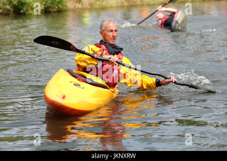 Builth Wells, Wales, UK. 24. Juli 2017. Royal Welsh Show - Montag, 24. Juli 2017 - A Kajakfahrer zeigt Wassersport auf dem See auf der Royal Welsh Show heute - heute ist Tag der Eröffnung der größten viertägige Landwirtschaftsausstellung in Großbritannien. Bildnachweis: Steven Mai / Alamy Live News Stockfoto