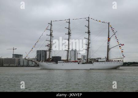 London, UK 24. Juli 2017. 115 Meter langen peruanische Marine training Schiff, Union BAP, durchläuft die Thames Barrier in Richtung West India Dock, Canary Wharf, wo es für die breite Öffentlichkeit zwischen 25. bis 29. July.Like an Bord klettern werden, andere ähnliche Schiffe, Unión wurde konzipiert, nicht nur für Schulungszwecke, sondern auch ein Segel-Botschafter für seine Heimat sein. Es gilt aufgrund seiner Eigenschaften und Abmessungen (ab dem Tag, es wurde in Auftrag gegeben) das größte Segel-Schiff in Lateinamerika. Bildnachweis: Claire Doherty/Alamy Live News Stockfoto