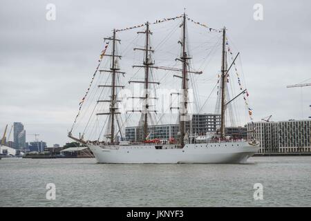 London, UK 24. Juli 2017. 115 Meter langen peruanische Marine training Schiff, Union BAP, durchläuft die Thames Barrier in Richtung West India Dock, Canary Wharf, wo es für die breite Öffentlichkeit zwischen 25. bis 29. July.Like an Bord klettern werden, andere ähnliche Schiffe, Unión wurde konzipiert, nicht nur für Schulungszwecke, sondern auch ein Segel-Botschafter für seine Heimat sein. Es gilt aufgrund seiner Eigenschaften und Abmessungen (ab dem Tag, es wurde in Auftrag gegeben) das größte Segel-Schiff in Lateinamerika. Bildnachweis: Claire Doherty/Alamy Live News Stockfoto