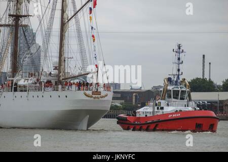 London, UK 24. Juli 2017. 115 Meter langen peruanische Marine Schulschiff, Union BAP segelt in Richtung West India Dock, Canary Wharf, wo es offen für den allgemeinen sein, öffentlichen Klettern an Bord zwischen 25. bis 29. July.Like andere ähnliche Schiffe Unión wurde konzipiert, nicht nur für Schulungszwecke, sondern auch ein Segeln Botschafter seines Heimatlandes. Es gilt aufgrund seiner Eigenschaften und Abmessungen (ab dem Tag, es wurde in Auftrag gegeben) das größte Segel-Schiff in Lateinamerika. Bildnachweis: Claire Doherty/Alamy Live News Stockfoto