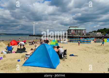 Weymouth, Dorset, UK. 24. Juli 2017. Großbritannien Wetter. Sonnenanbeter am Strand und genießen die Sonne und heißen Temperaturen an das Seebad Weymouth in Dorset. Bildnachweis: Graham Hunt/Alamy Live-Nachrichten Stockfoto