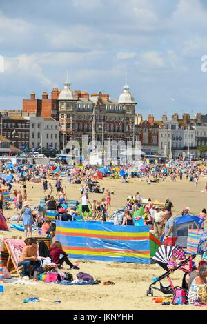 Weymouth, Dorset, UK. 24. Juli 2017. Großbritannien Wetter. Sonnenanbeter am Strand und genießen die Sonne und heißen Temperaturen an das Seebad Weymouth in Dorset. Bildnachweis: Graham Hunt/Alamy Live-Nachrichten Stockfoto