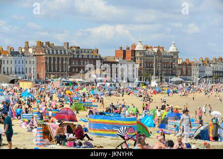 Weymouth, Dorset, UK. 24. Juli 2017. Großbritannien Wetter. Sonnenanbeter am Strand und genießen die Sonne und heißen Temperaturen an das Seebad Weymouth in Dorset. Bildnachweis: Graham Hunt/Alamy Live-Nachrichten Stockfoto