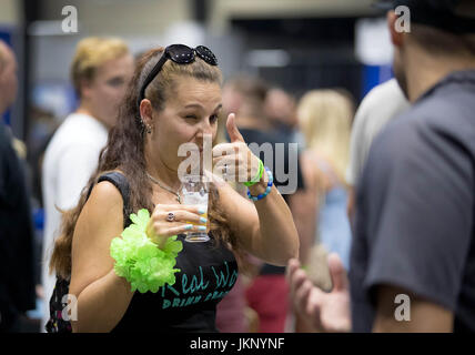 22. Juli 2017 - gibt West Palm Beach, Florida, USA - Millika Gill, Loxahatchee, ein Daumen hoch für ihr Bier-Probe von Twisted Brauen LKW stand auf dem Palm Beach Sommer Bier Fest an der South Florida Fairgrounds in West Palm Beach, Florida am 22. Juli 2017. Bierliebhaber können mehr als 200 Craft Biere, alle in klimatisiertem Komfort probieren! Die Bier-Bash umfasst die folgenden teilnehmenden Brauereien: Twisted Trunk brauen, Komplize Brauerei und Ciderworks, Ookapow Brewing Company, verschlingen Brewing Company, Salzwasser Brauerei, Lauf der Mönche Brewing, bangin ' Banjo Brewing Company, Funky Buddha Stockfoto