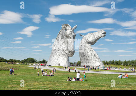 Falkirk, Schottland. 24. Juli 2017. UK Wetter - ein heißer sonniger Tag für Besucher im Helix Park - Haus von der Kelpies sowie als Zyklus Wanderwege, Spielplätze, und Wildruhezonen Credit: Kay Roxby/Alamy Live News Stockfoto