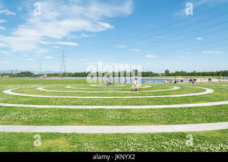 Falkirk, Schottland. 24. Juli 2017. UK Wetter - ein heißer sonniger Tag für Besucher im Helix Park - Haus von der Kelpies sowie als Zyklus Wanderwege, Spielplätze, und Wildruhezonen Credit: Kay Roxby/Alamy Live News Stockfoto