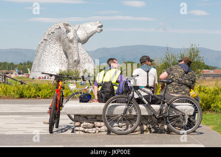 Falkirk, Schottland. 24. Juli 2017. UK Wetter - ein heißer sonniger Tag für Besucher im Helix Park - Haus von der Kelpies sowie als Zyklus Wanderwege, Spielplätze, und Wildruhezonen Credit: Kay Roxby/Alamy Live News Stockfoto