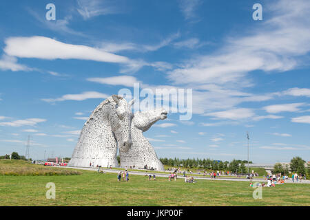 Falkirk, Schottland. 24. Juli 2017. UK Wetter - ein heißer sonniger Tag für Besucher im Helix Park - Haus von der Kelpies sowie als Zyklus Wanderwege, Spielplätze, und Wildruhezonen Credit: Kay Roxby/Alamy Live News Stockfoto