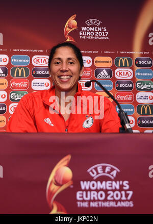 Deutschland-Trainer Steffi Jones lacht bei einer UEFA-Pressekonferenz im Stadion in Utrecht, Niederlande, 24. Juli 2017. Foto: Carmen Jaspersen/dpa Stockfoto