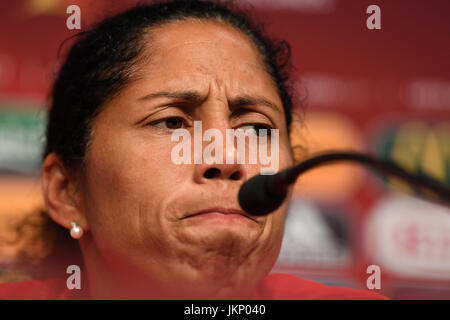 Deutschland-Coach Steffi Jones lacht im Bild einer UEFA-Pressekonferenz im Stadion in Utrecht, Niederlande, 24. Juli 2017. Foto: Carmen Jaspersen/dpa Stockfoto