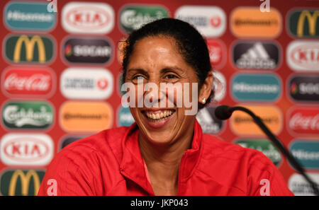 Deutschland-Trainer Steffi Jones lacht bei einer UEFA-Pressekonferenz im Stadion in Utrecht, Niederlande, 24. Juli 2017. Foto: Carmen Jaspersen/dpa Stockfoto