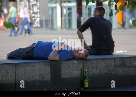 Glasgow, Schottland. 24. Juli. Wetter im Sommer kehrt zurück und Einheimische genießen Sie den Sommer in der Stadt, wie Einheimische einige der sengenden UK Credit Gerard Fähre/Alamy Wetternachrichten fangen Stockfoto