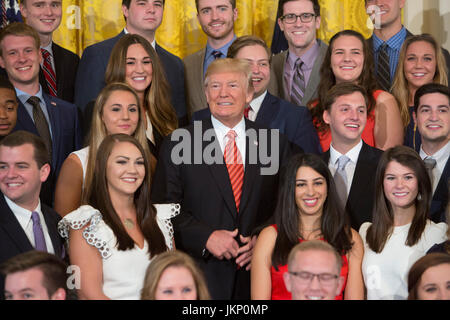 Washington DC, USA. 24. Juli 2017. US-Präsident Donald J. Trump posiert für Fotos mit einem ausgehenden Gruppe von Praktikanten im The White House in Washington, DC, 24. Juli 2017. Bildnachweis: Chris Kleponis/CNP /MediaPunch Credit: MediaPunch Inc/Alamy Live-Nachrichten Stockfoto