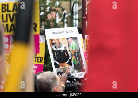 London, UK. 24. Juli 2017. Vigil und Protest in Erinnerung an Rashan Charles außerhalb Stoke Newington Polizeistation, in London. Kredit Carol Moir/Alamy Live-Nachrichten. Stockfoto