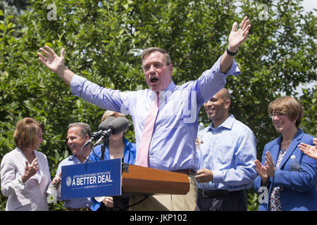 Berryville, Virginia, USA. 24. Juli 2017. Senator MARK WARNER (D -VA) spricht auf einer Pressekonferenz zusammen mit der Congressional demokratische Führung, wie sie einführen "A besseres Angebot: bessere Arbeitsplätze, bessere Löhne, bessere Zukunft", ihre neue wirtschaftliche Agenda im Rose Hill Park in Berryville, Virginia Credit: Alex Edelman/ZUMA Draht/Alamy Live News Stockfoto