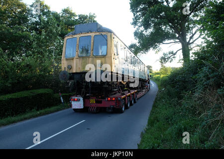 Titley, Herefordshire, UK - Montag, 24. Juli 2017 - große Last an 20:00 - eine alte Diesel trainieren von Spezialist Transportfahrzeug mit hinterer Rad-Antrieb entlang der schmalen B4355 in der Nähe von Kington im ländlichen Herefordshire auf dem Weg in ein neues Zuhause in Gloucestershire verschoben wird.  Bildnachweis: Steven Mai / Alamy Live News Stockfoto