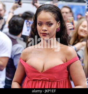 Rihanna kommt auf dem blauen Teppich im Cineworld am Leicester Square für die Europäische Premiere von Baldrian und die Stadt der tausend Planeten am 24. Juli 2017 Stockfoto