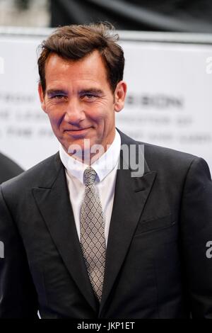 Clive Owen kommt auf dem blauen Teppich im Cineworld am Leicester Square für die Europäische Premiere von Baldrian und die Stadt der tausend Planeten am 24. Juli 2017 Stockfoto