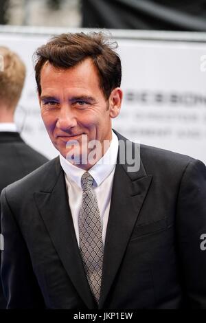 Clive Owen kommt auf dem blauen Teppich im Cineworld am Leicester Square für die Europäische Premiere von Baldrian und die Stadt der tausend Planeten am 24. Juli 2017 Stockfoto