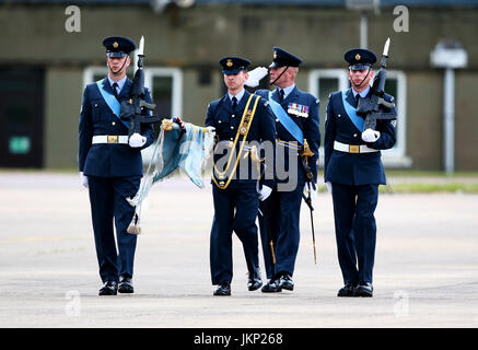 Die alte Farbe ist weggenommen.  Seine königliche Hoheit Prinz Harry besucht heute Royal Air Force Basis in Suffolk. Der Kommandant General RAF Regiment, Air Commodore Frank Clifford, begleitet Prinz Harry, wie er die RAF Regiment mit der Farbe in das Regiment 75. Jubiläumsjahr präsentiert. Prinz Harry traf dann Service Familien und Mitglieder der örtlichen Gemeinschaft. Seine königliche Hoheit Prinz Harry besucht RAF Basis, Suffolk, 20. Juli 2017 Stockfoto