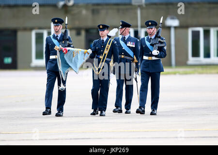 Die alte Farbe ist weggenommen.  Seine königliche Hoheit Prinz Harry besucht heute Royal Air Force Basis in Suffolk. Der Kommandant General RAF Regiment, Air Commodore Frank Clifford, begleitet Prinz Harry, wie er die RAF Regiment mit der Farbe in das Regiment 75. Jubiläumsjahr präsentiert. Prinz Harry traf dann Service Familien und Mitglieder der örtlichen Gemeinschaft. Seine königliche Hoheit Prinz Harry besucht RAF Basis, Suffolk, 20. Juli 2017 Stockfoto