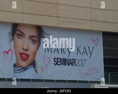 Dallas, USA. 24. Juli 2017. Tausende von Mary Kay Teilnehmer sind in Dallas für die 43. jährliche Mary Kay Seminar2017: bereichern das Leben der Frauen. Das Seminar, das am 19. Juli begann läuft bis 4. August. Copyright Credit: Dallaspaparazzo/Alamy Live-Nachrichten Stockfoto