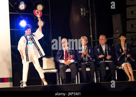 TOKYO, JAPAN - 24 Juli: Tokyo Gouverneur Yuriko Koike grüßt vor ihrer Rede mit den Gastgebern und Gästen (sitzend von links nach rechts) Toshiro Muto, Tsunekazu Takeda, Mitsunori Torihara Tamayo Marukawa, während die Flagge Tokio 2020 tour Festival für die 2020-Spiele im Tokyo Metropolitan Plaza in Tokio, 24. Juli 2017. Japan begann seinen drei-Jahres-Countdown für die Sommerspiele Tokio 2020 in Tokio am Montag mit Bild-Projektion-Mapping auf ein Gebäude der Tokyo Weltstädtische Regierungsbüro strahlte. Die 2020-Spiele werden Japans ersten Olympischen Sommerspiele 1964. (Foto von Richard Atrero de Guzman / Stockfoto