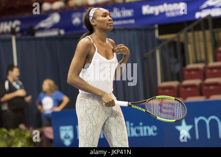 Philadelphia, Pennsylvania, USA. 24. Juli 2017. Tennis-Legende, VENUS WILLIAMS, während der Warm-ups vor Washington Kastles die Philadelphia Freiheiten in St. Joseph Hagen Arena in Philadelphia PA spielte. Bildnachweis: Ricky Fitchett/ZUMA Draht/Alamy Live-Nachrichten Stockfoto