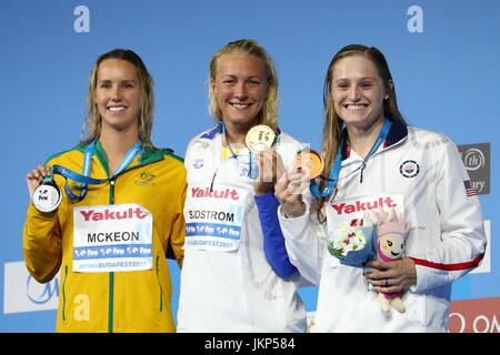 Budapest. 24. Juli 2017. Goldmedaille der schwedischen Sarah Sjostrom (C) Posen mit Silber-Medaillengewinner Australiens Emma McKeon (L) und bronze-Medaillengewinner Kelsi Worrell der Vereinigten Staaten während der Preisverleihung für der Frauen 100 m Schmetterling Final des Schwimmens am 17. FINA-Weltmeisterschaften in Budapest, Ungarn am 24. Juli 2017. Sarah Sjöström holte sich den Titel mit einem neuen WM-Rekord von 55,53 Sekunden. Bildnachweis: Gong Bing/Xinhua/Alamy Live-Nachrichten Stockfoto