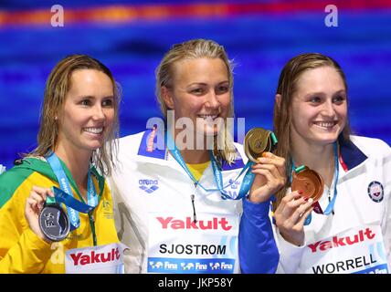 Budapest. 24. Juli 2017. Goldmedaille der schwedischen Sarah Sjostrom (C) Posen mit Silber-Medaillengewinner Australiens Emma McKeon (L) und bronze-Medaillengewinner Kelsi Worrell der Vereinigten Staaten nach der Preisverleihung für der Frauen 100 m Schmetterling Final des Schwimmens am 17. FINA-Weltmeisterschaften in Budapest, Ungarn am 24. Juli 2017. Sarah Sjöström holte sich den Titel mit einem neuen WM-Rekord von 55,53 Sekunden. Bildnachweis: Gong Bing/Xinhua/Alamy Live-Nachrichten Stockfoto