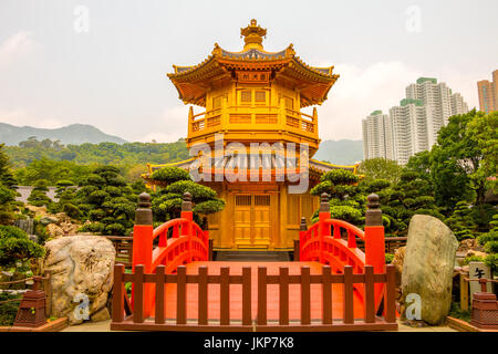 China. Hong Kong. Einem bewölkten Tag in Nan Lian Garden. Goldener Pavillon im Hintergrund der Wolkenkratzer. Die Inschrift in "Chinesische Haus schließt sich der Kreis" Stockfoto