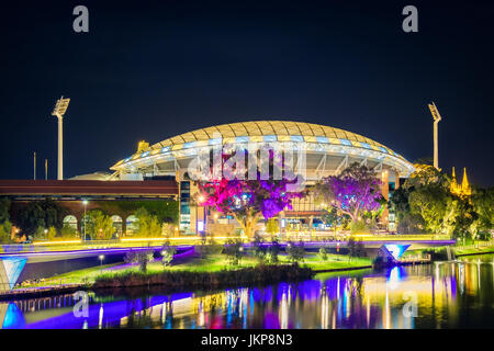 Adelaide, Australien - 16. April 2017: Adelaide Oval mit Fußgängerbrücke über Torrens River beleuchtet in der Nacht Stockfoto