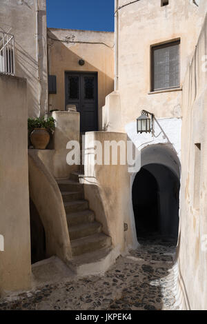 Typische Gasse in Santorin, Griechenland Stockfoto