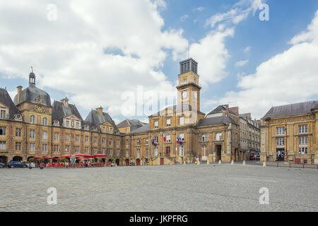 Editorial: SEDAN, Frankreich, 18. Juni 2017 - Blick auf den Place Ducale in der Mitte der Stadt Stockfoto