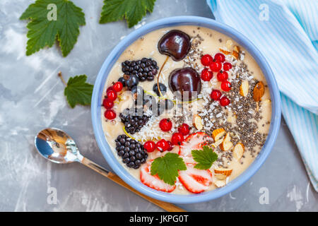Sommer-Smoothie-Schüssel mit Beeren, Kokos und Chia Samen. Liebe für eine gesunde vegane Ernährung Konzept. Stockfoto