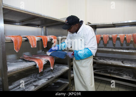 East End Lachs Räucherei, H Forman & Sohn, der vor kurzem geschützte geographische Indication(PGI) Status, Hackney Wick, London, UK ausgezeichnet wurde Stockfoto